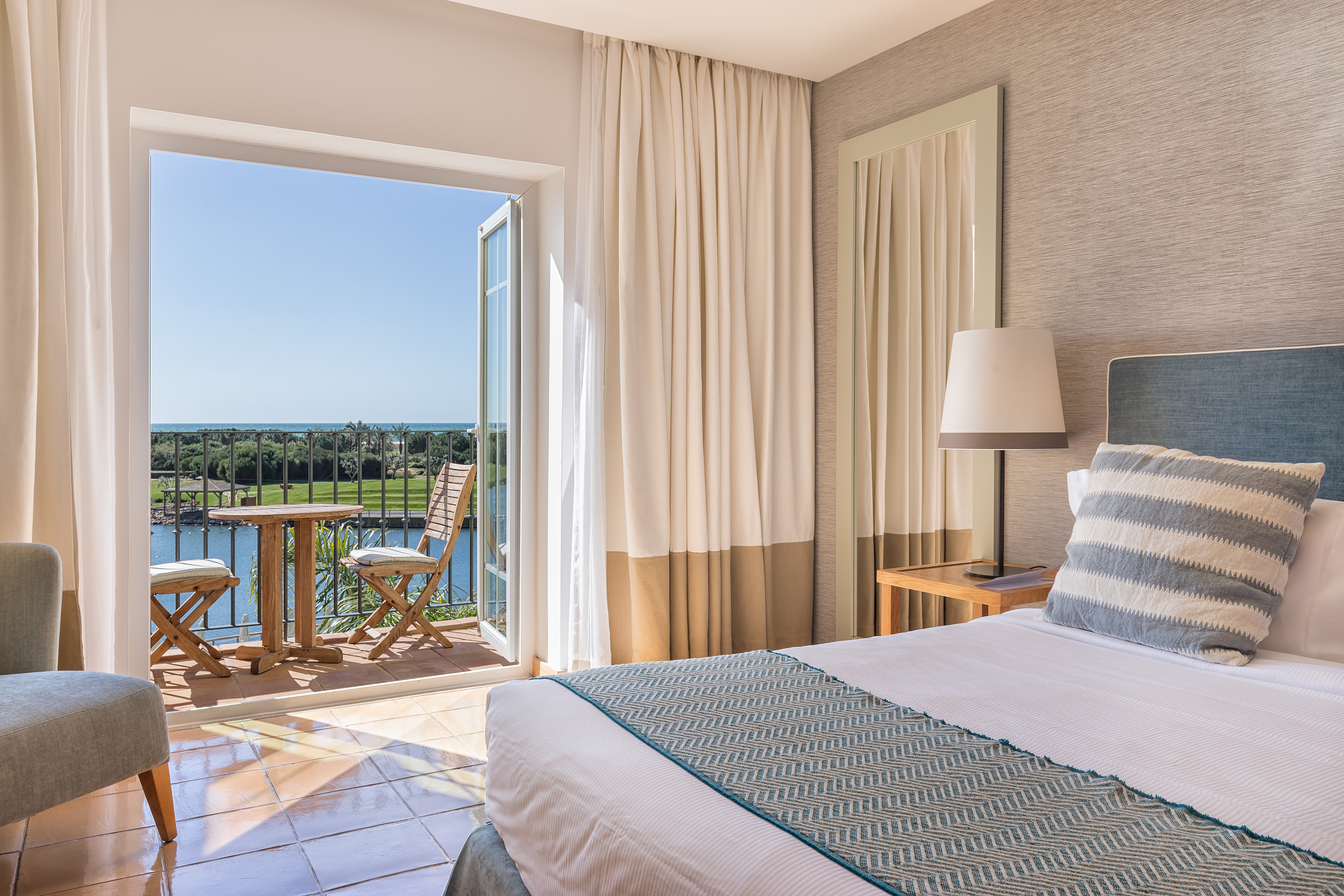 Room_The_Lake_Resort